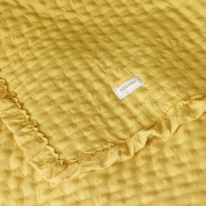 Moderno rumeno posteljno pregrinjalo Molly z volanom 220 x 240 cm