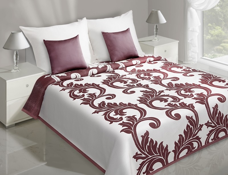 Přikrývky na postel bílé barvy s bordó abstraktním vzorem