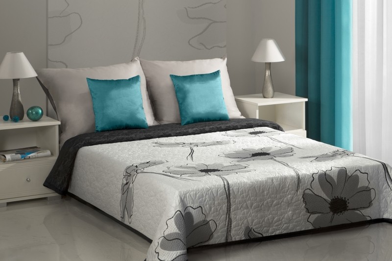 Bílé přehozy na postel oboustranné s motivem bílo-šedých kvítků
