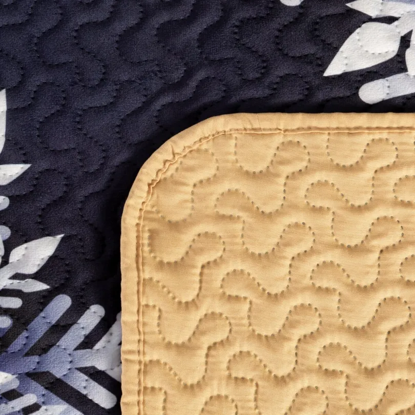 Božićni prošiveni prekrivač s printom pahuljica