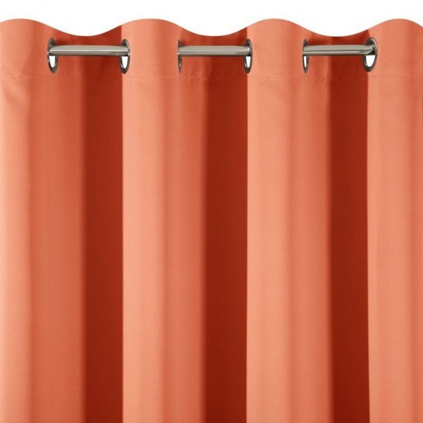 Moderna zatemnitvena zavesa opečnate barve