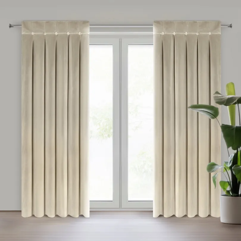 Bézs bársony függöny dekoratív öltésekkel és gombokkal a tetején