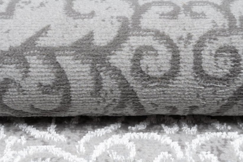 Exkluzívny koberec sivej farby s bielym orientálnym vzorom
