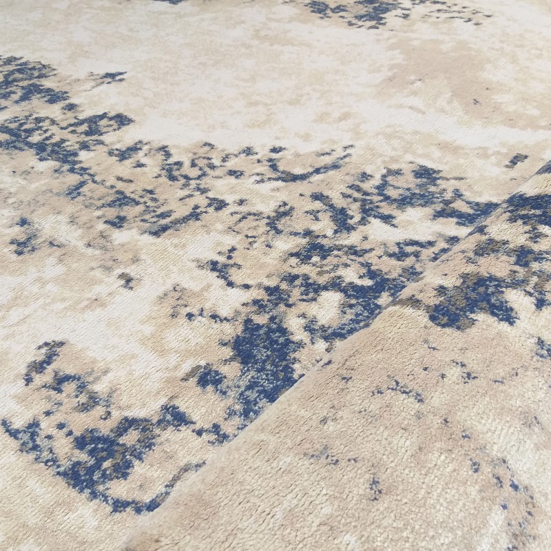 Bellissimo tappeto moderno di colore beige con dettagli blu