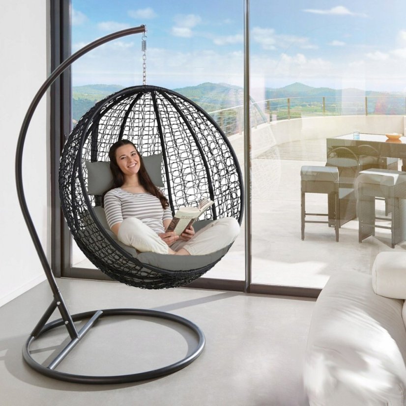 Veľké závesné kreslo čiernej farby s nosnosťou 130 kg