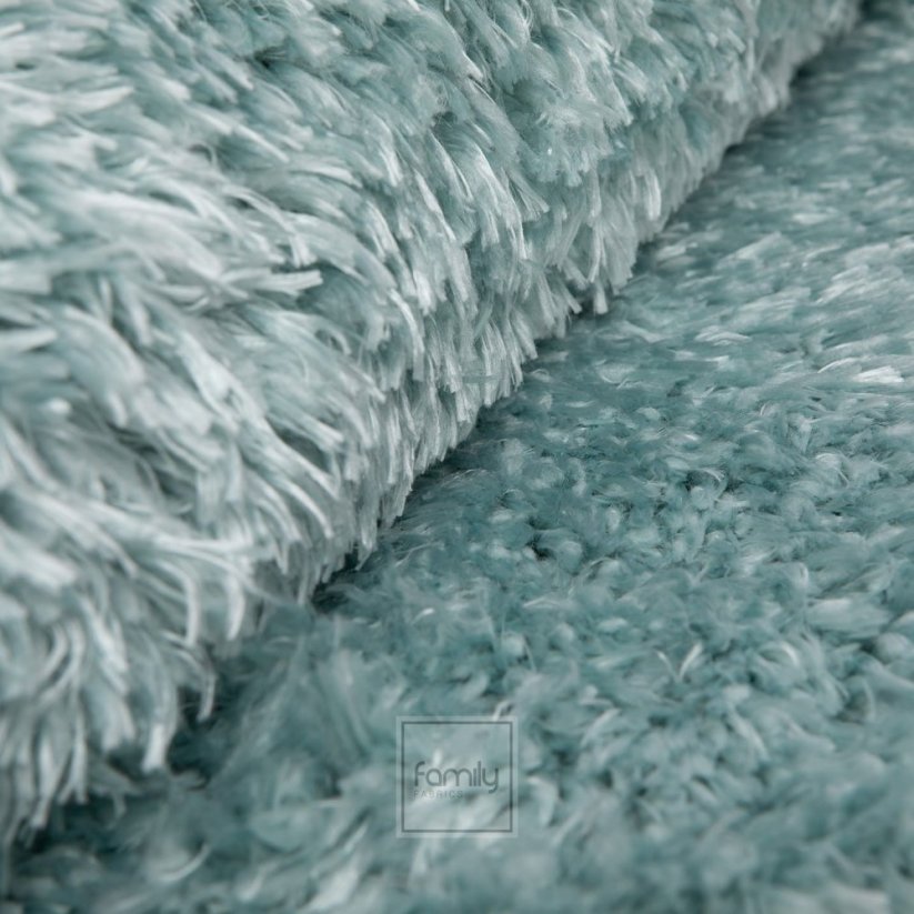 Kvalitný koberec s vyšším vlasom v jemnej tyrkysovej farbe