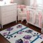 Gyönyörű gyerekszoba szőnyeg krémszínú, lila madár mintával
