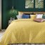 Žlutý oboustranný přehoz na postel s dekorativním prošíváním