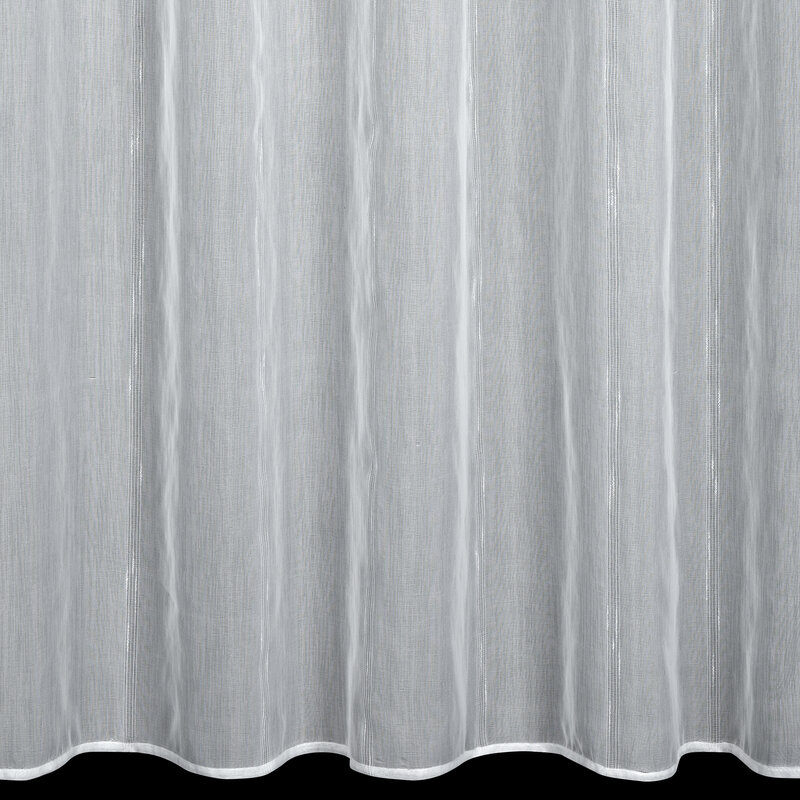 Bílá záclona s lesklými pruhy - elegantní záclona s pruhovanou páskou