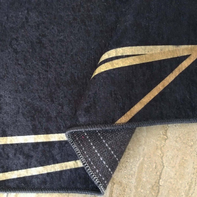 Стилен килим в черно със златен мотив
