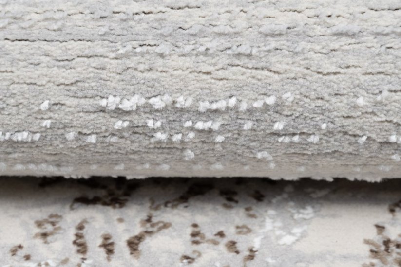 Дизайнерски винтидж килим с шарка в кремаво