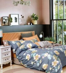 Lenjerie de pat albastră frumoasă, cu un motiv cu flori colorate