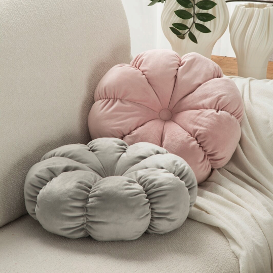 Zamatový dekoračný vankúš v tvare kvetu