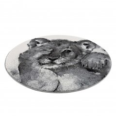 Okrúhly koberec s motívom rozkošné levíča sivej farby