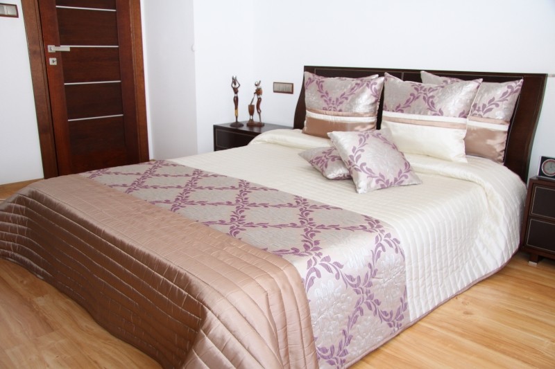 Přehoz na postel béžovo hnědý s fialovým vzorem