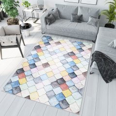 Farebný trendový koberec s geometrickým vzorom