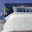 Bílý jednobarevný přehoz na postel s jemným prošíváním