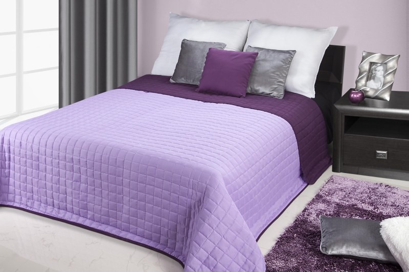 Přehozy na postel tmavě fialové barvy s prošíváním