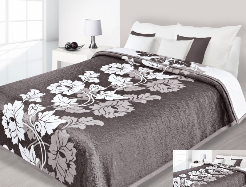 Hnedý prehoz na posteľ s bielymi kvetovými vzormi