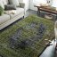 Zelený koberec so vzorom