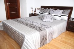 Přehoz na manželskou postel šedé barvy se stříbrným vzorem