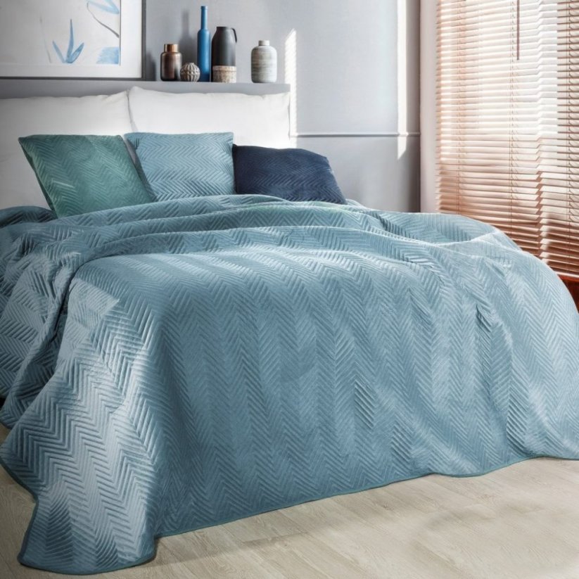 Cuvertură de pat decorativă de lux pe un pat albastru