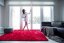 Plyšový kusový koberec červené barvy 140 x 200 cm