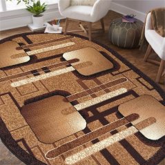 Hnedý oválny koberec s geometrickými vzormi