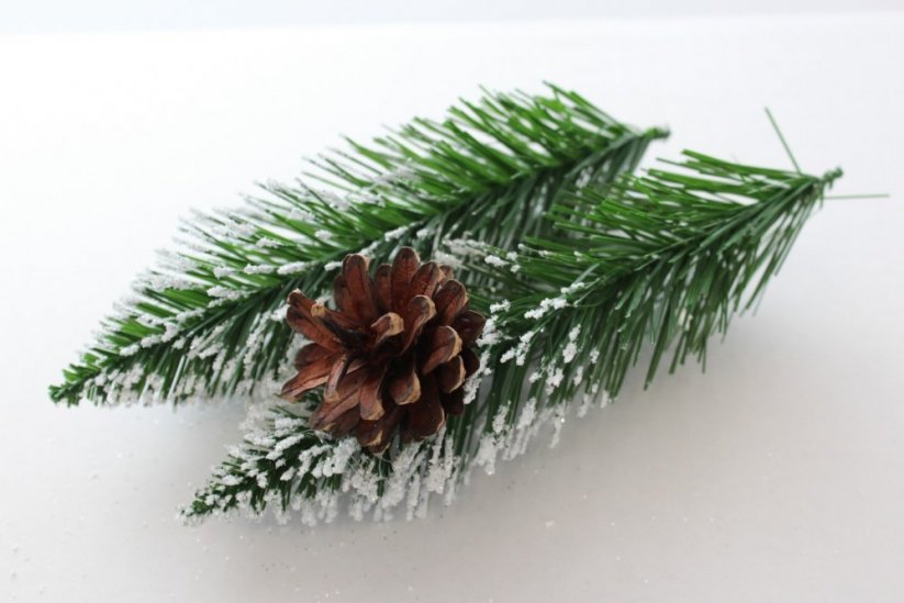 Gyönyörű, hóval és fenyőtobozokkal díszített karácsonyi fenyőfa 150 cm