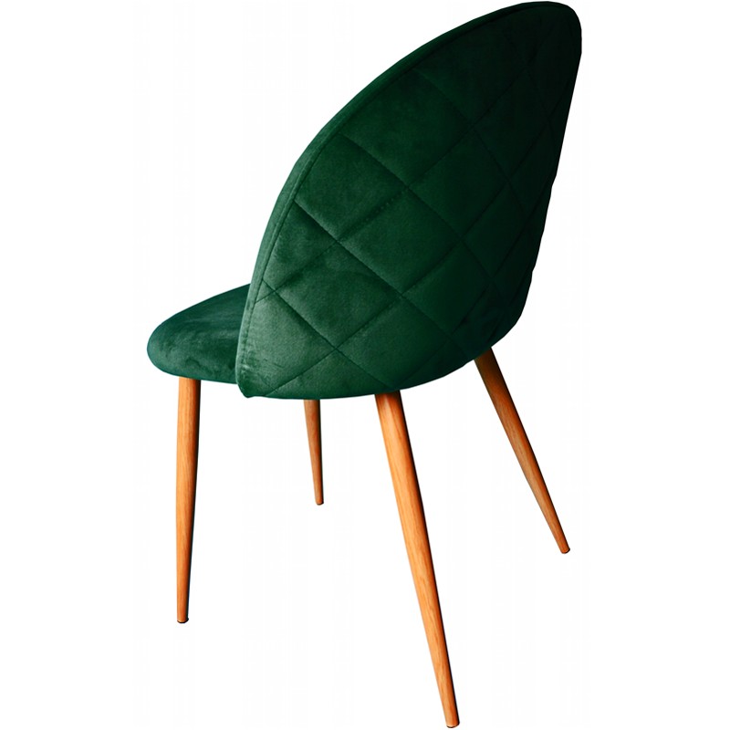 Pohodlné křeslo zelené barvy s prošíváním na opěradle