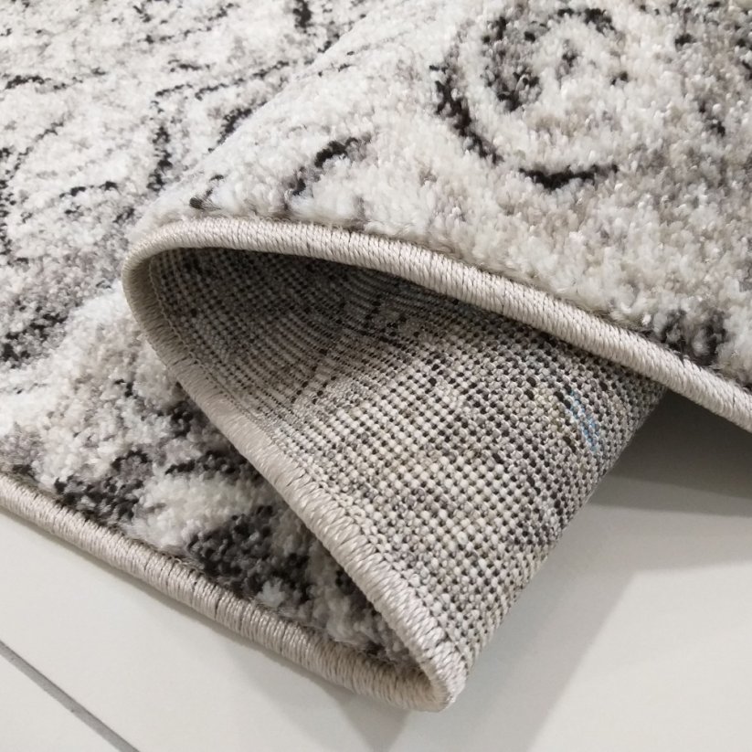 Луксозен бежово-кафяв килим с качествена изработка