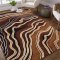 Moderni smeđi tepih s apstraktnim motivom