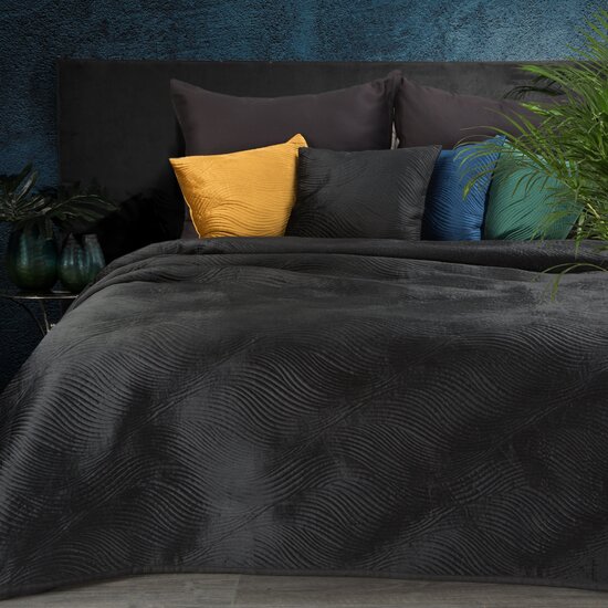 Kvalitný prešívaný prehoz na posteľ čiernej farby
