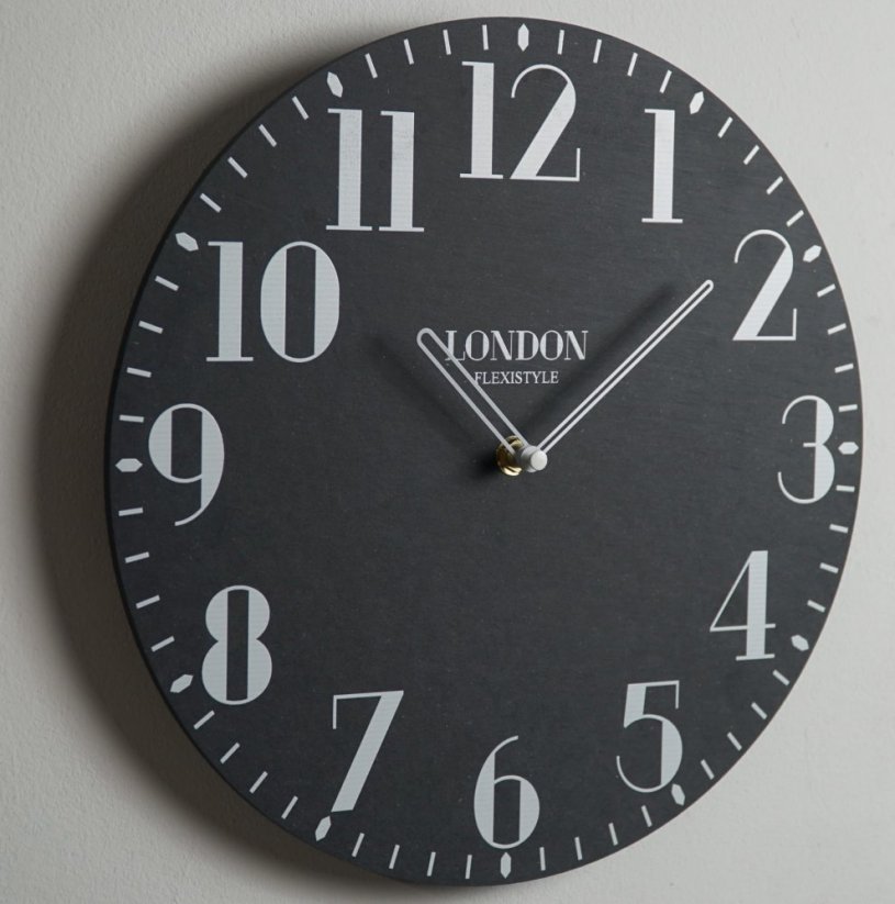 Kakovostna lesena ura v črni barvi