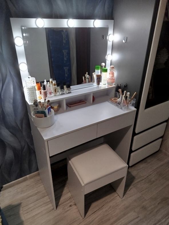 Tavolino cosmetico Hollywood con sgabello - eleganza, stile e praticità in un unico prodotto