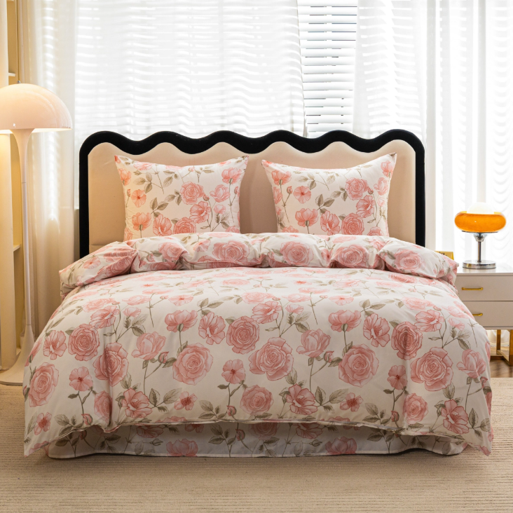 Romantische weiße Bettwäsche mit rosa Rosen