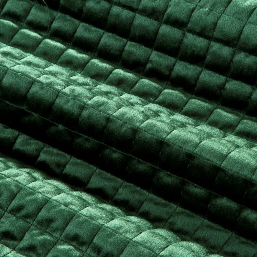 Jednofarebný zelený prehoz na posteľ s dekoratívnym prešívaním