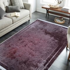 Temna preproga s finim orientalskim okvirjem in patino