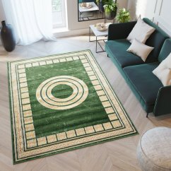Zaujímavý zelený koberec s geometrickými vzormi