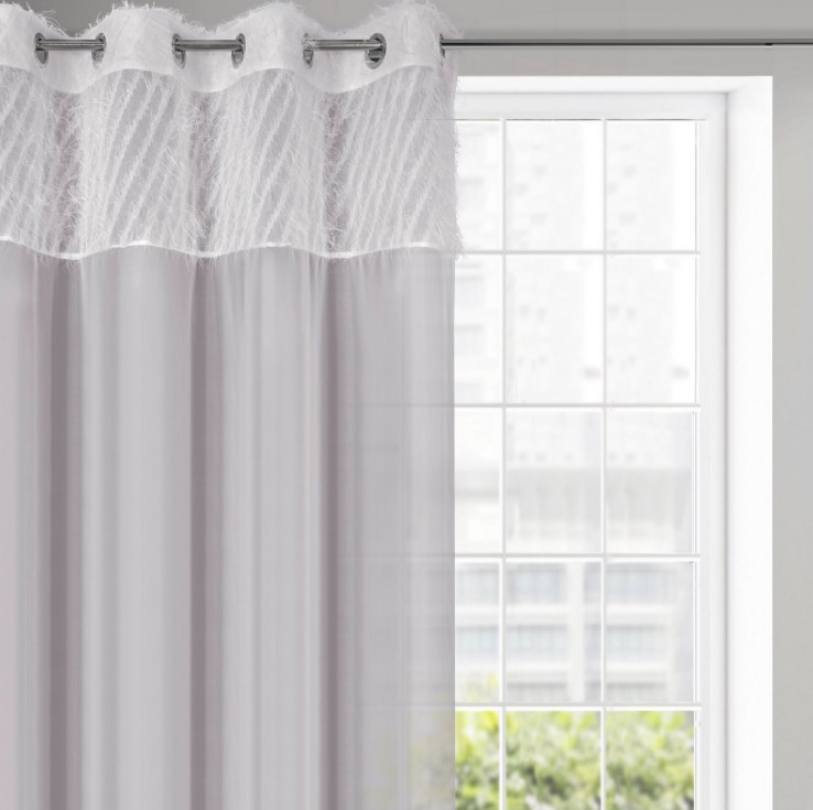 Originálna strieborná záclona s dekoračným pruhom zdobeným mohérovou niťou 140 x 250 cm 