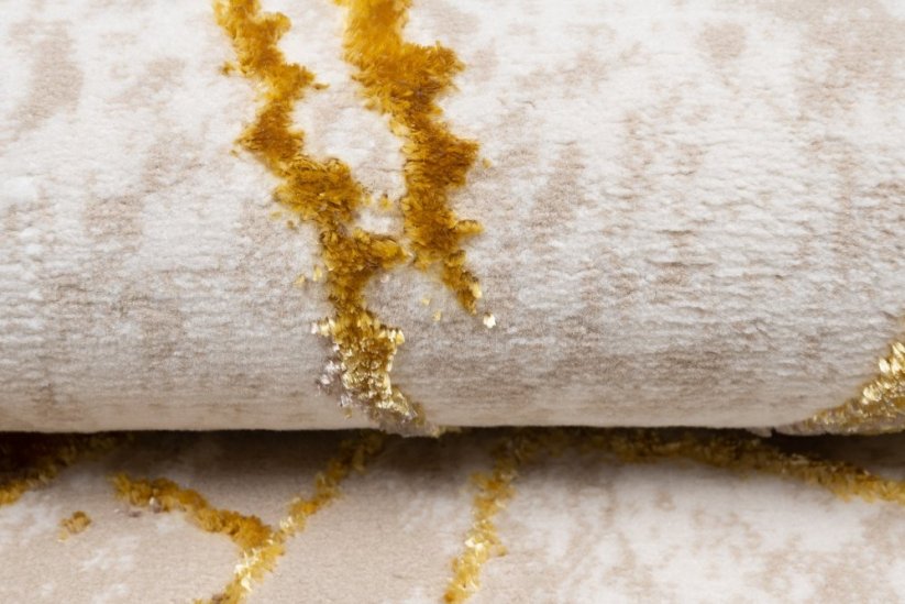 Nadčasový koberec do obývacího pokoje se zlatým motivem