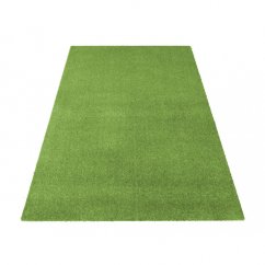 Едноцветен килим в зелен цвят