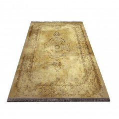 Zlatni tepih s orijentalnim uzorkom