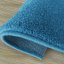 Jednobarevný kulatý koberec modré barvy