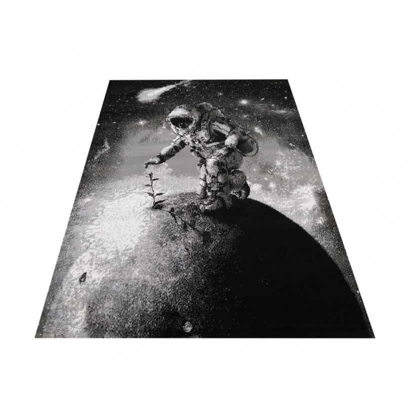 Čierno biely koberec s motívom vesmíru