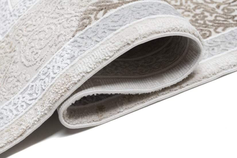 Jemný krémový koberec s ornamentami