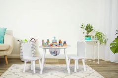 Bílý dětský stolek se židlemi a úložným prostorem