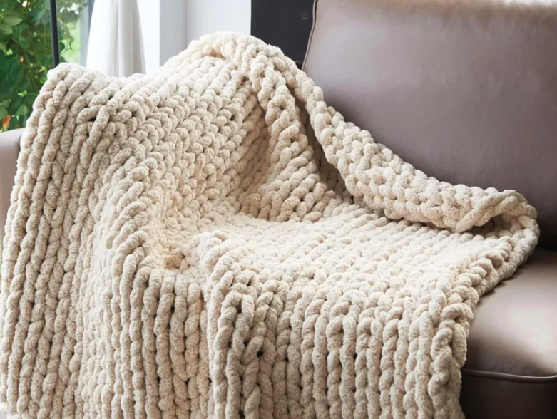 Béžová ručne pletená deka 120 x 120 cm