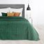 Zelený velúrový prehoz na posteľ s dekoračným prešívaním