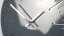 Moderne dunkelgraue Wanduhr